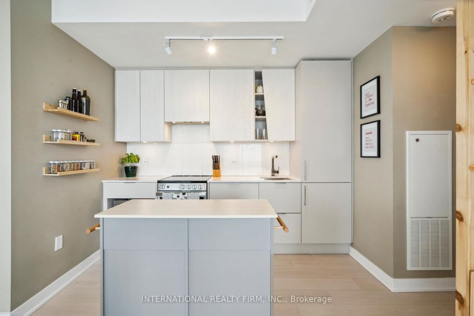 #4004 - 3900 Confederation Parkway