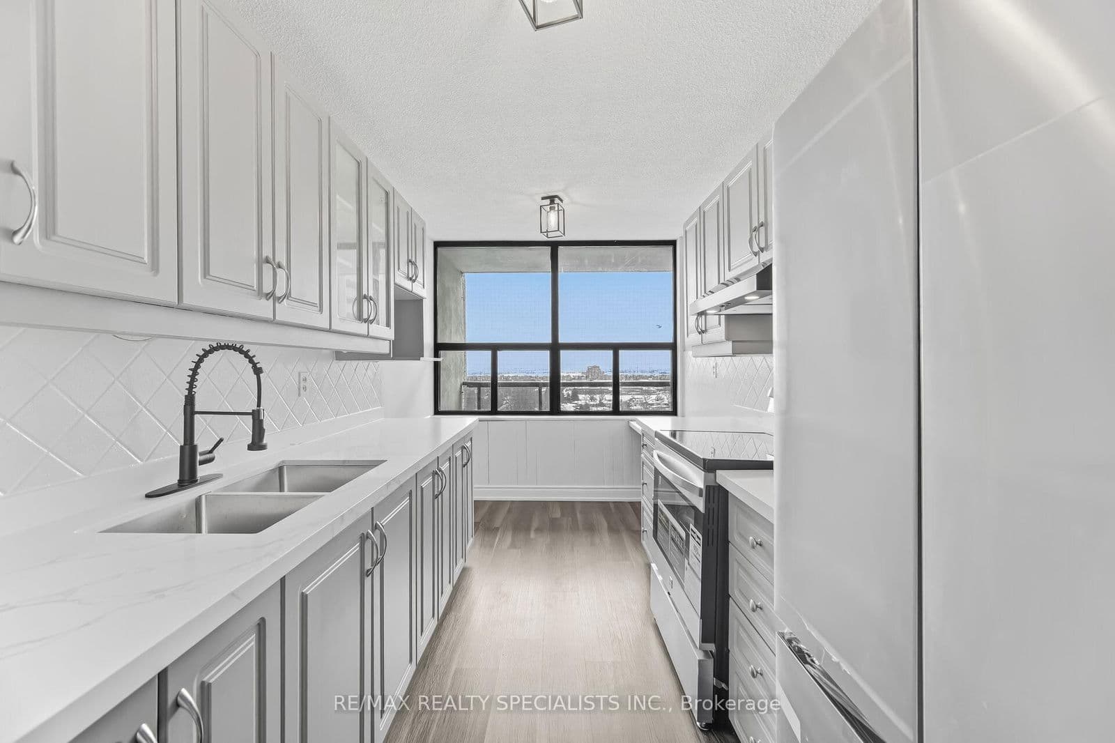 #1507 - 21 KNIGHTSBRIDGE Road