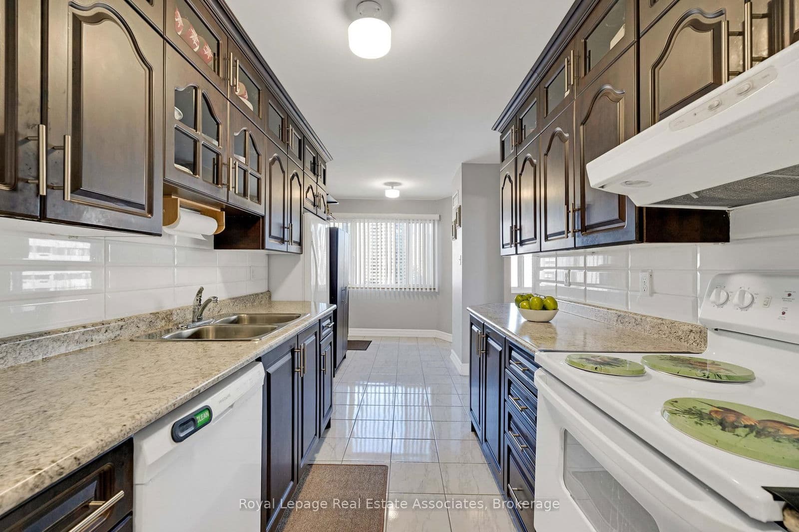 #912 - 50 Elm Drive E