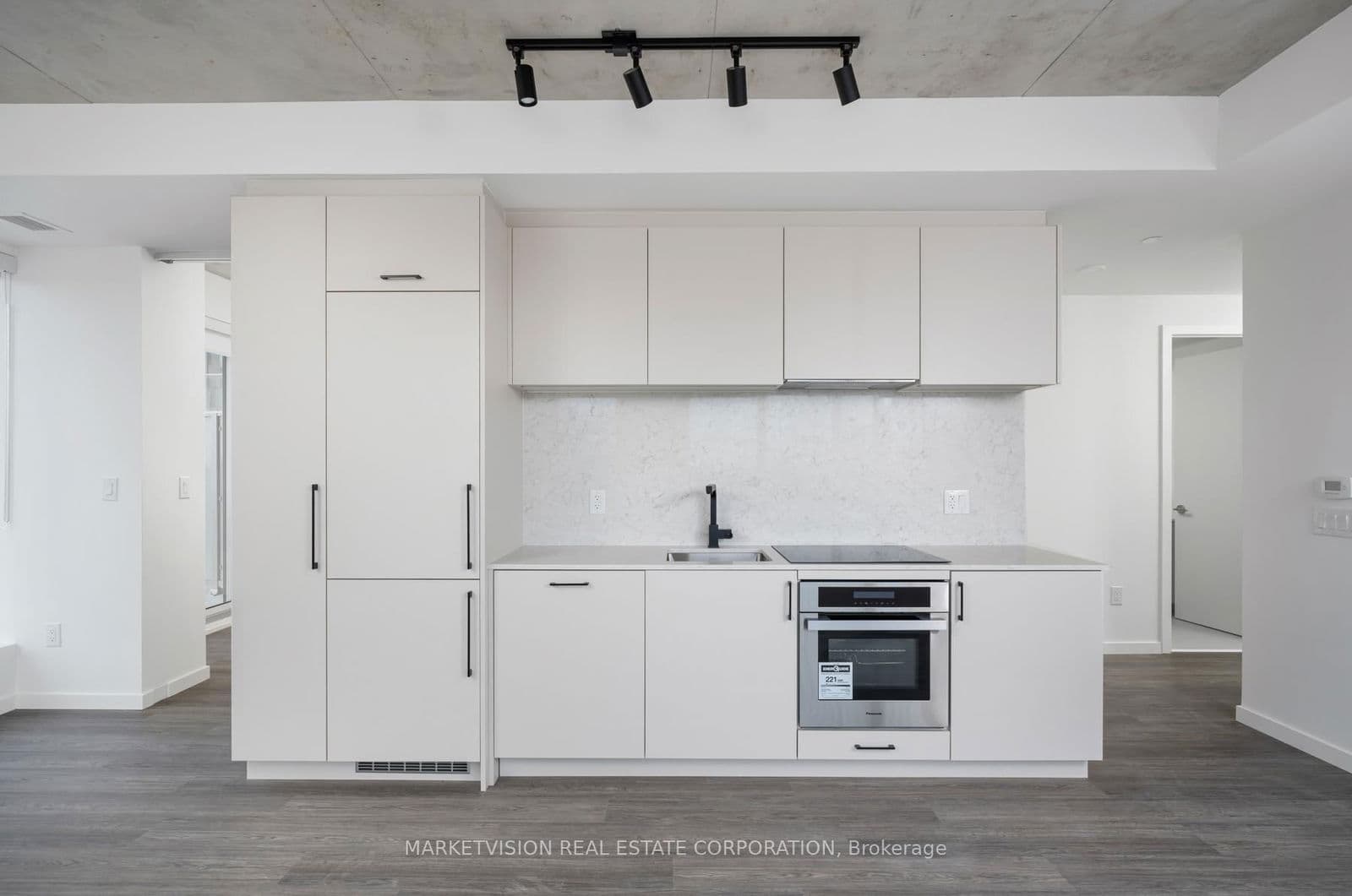 689 The Queensway, Unit 428