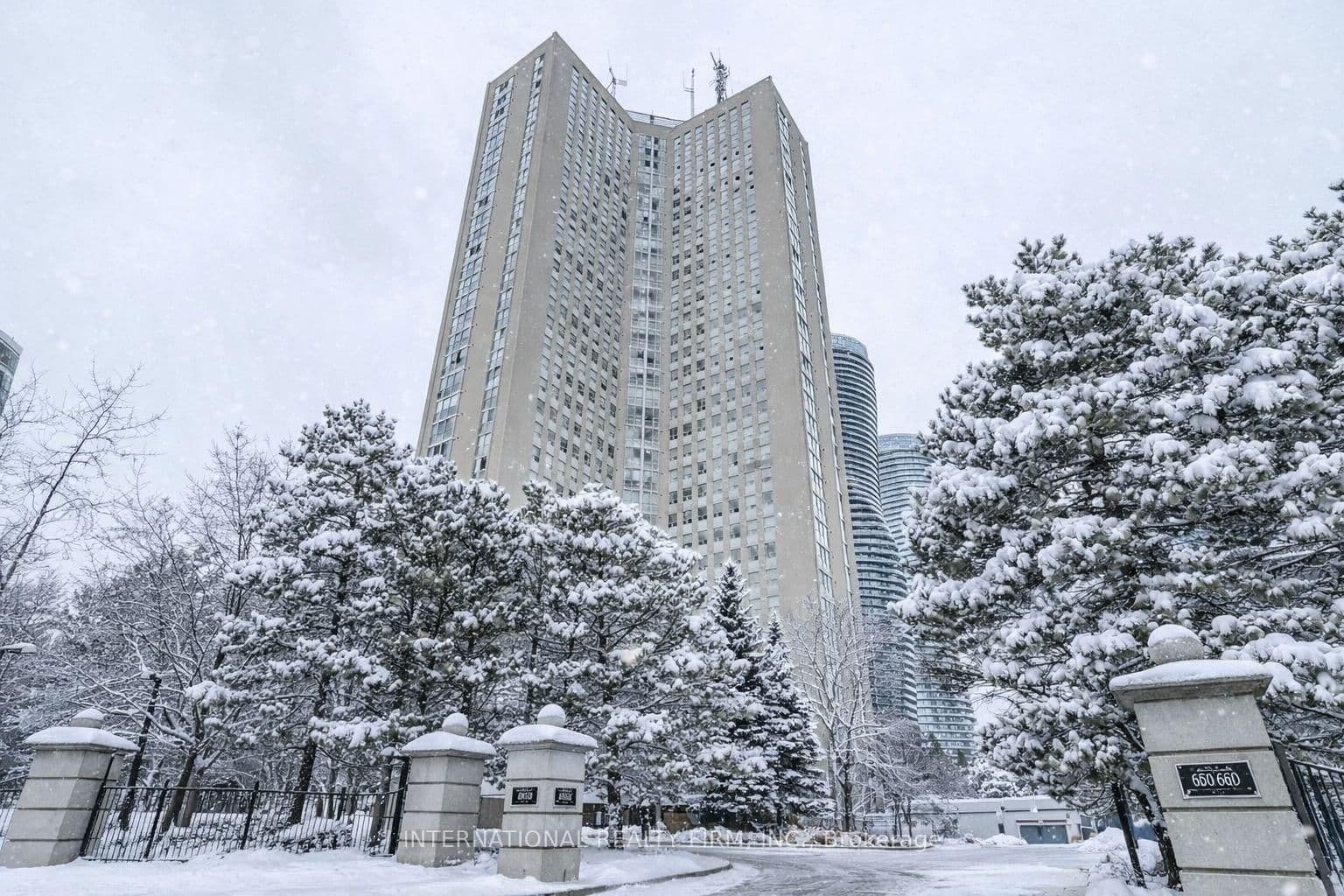 #2201 - 3650 Kaneff Crescent