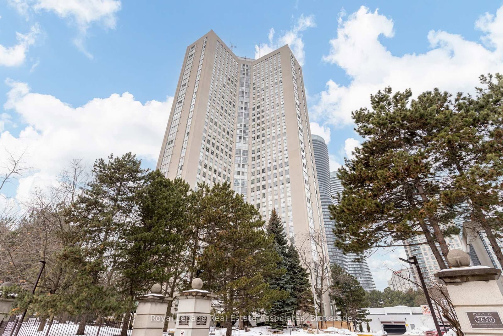 #1006 - 3650 Kaneff Crescent