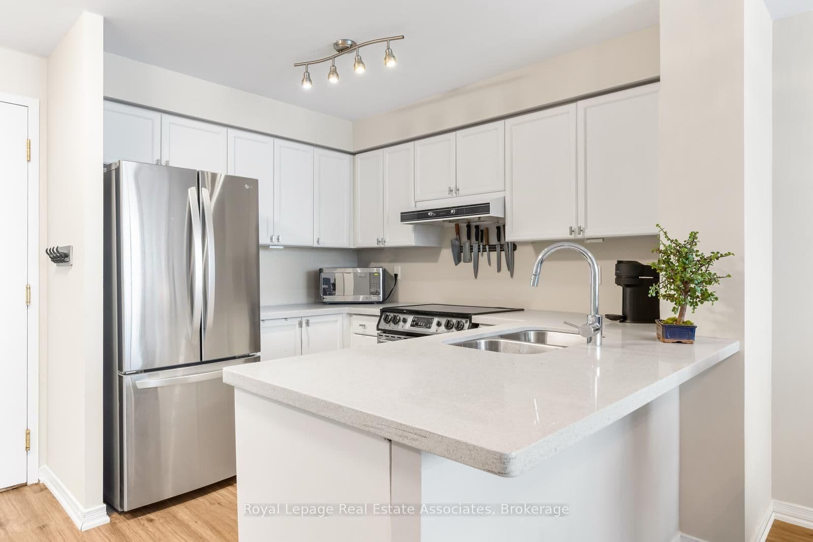 #PH7 - 2565 Erin Centre Boulevard