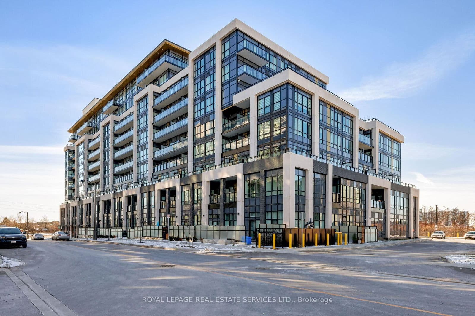 #424 - 405 Dundas Street W