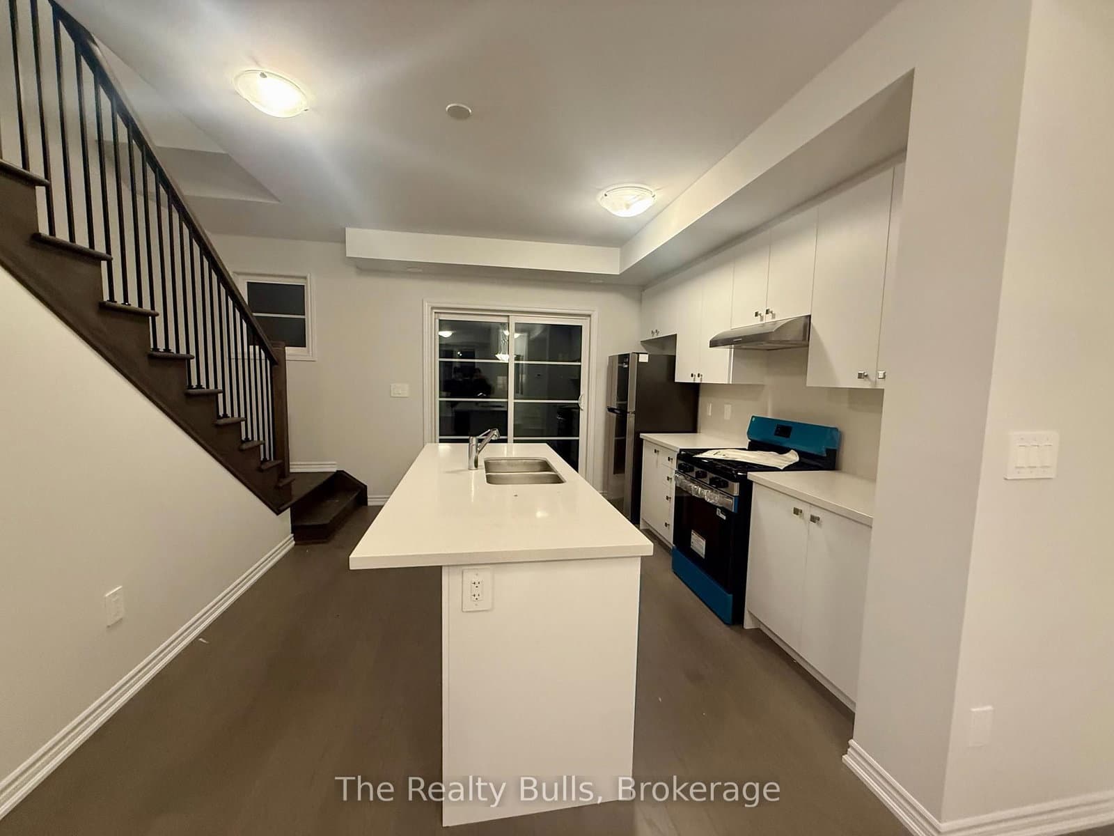 5886 Saigon Street E