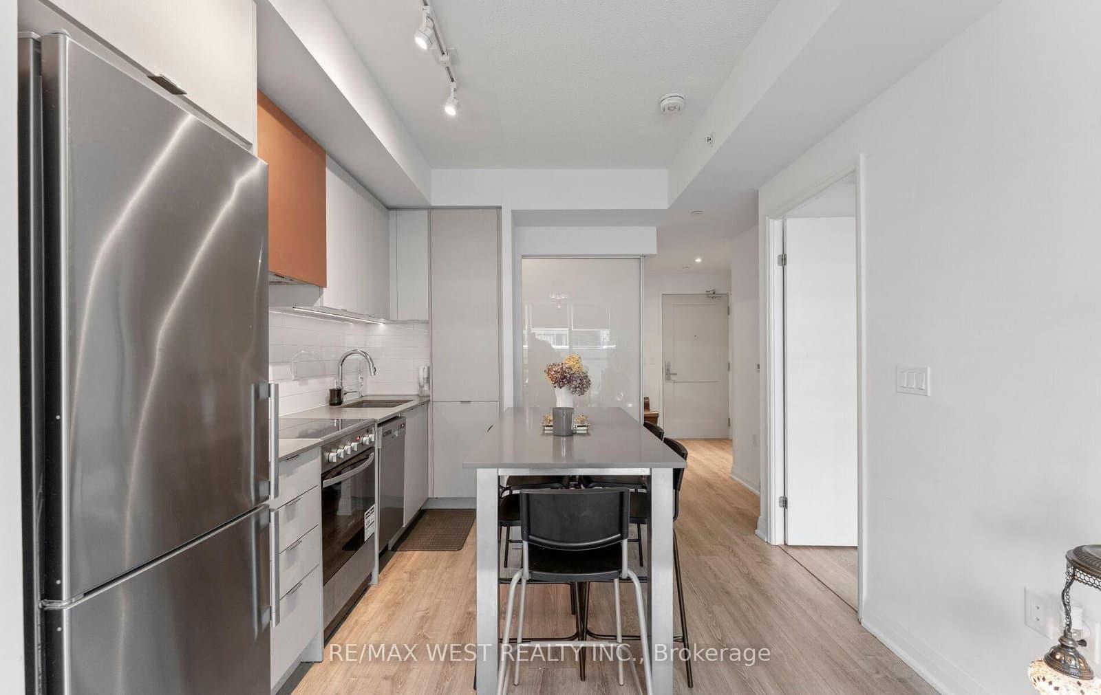 #806 - 10 Gibbs Road