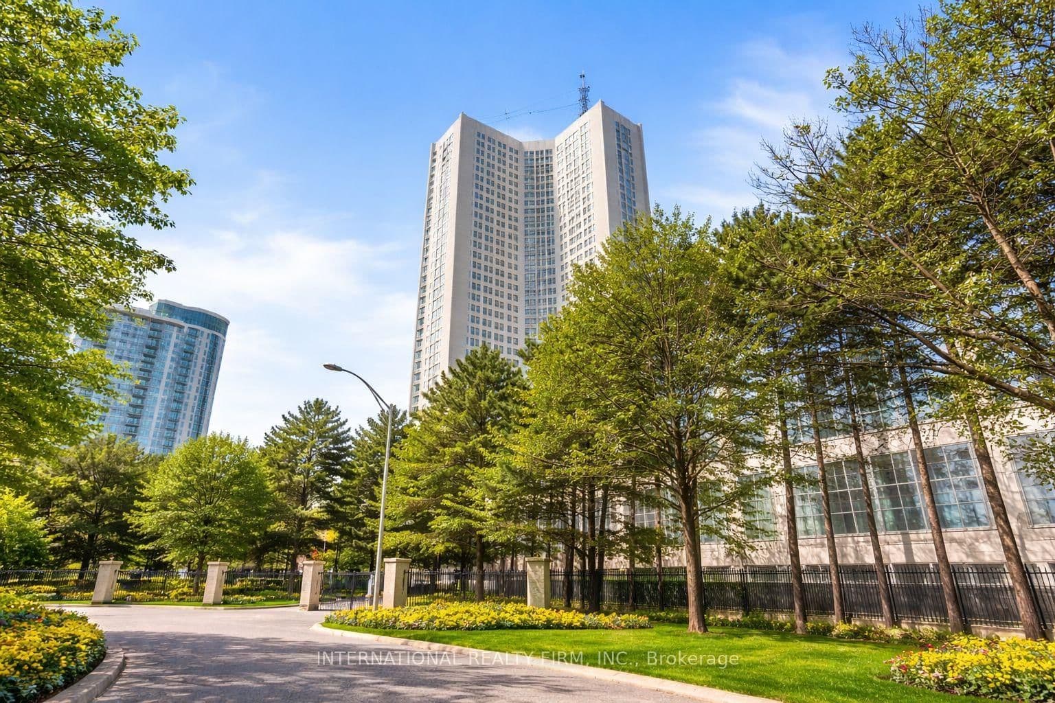 #2201 - 3650 Kaneff Crescent