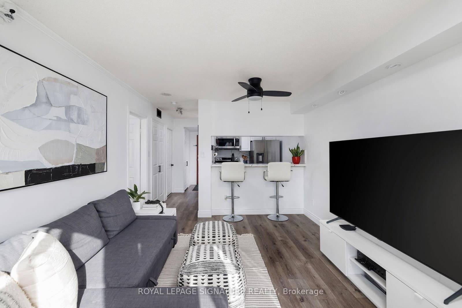 #909 - 880 Dundas Street W