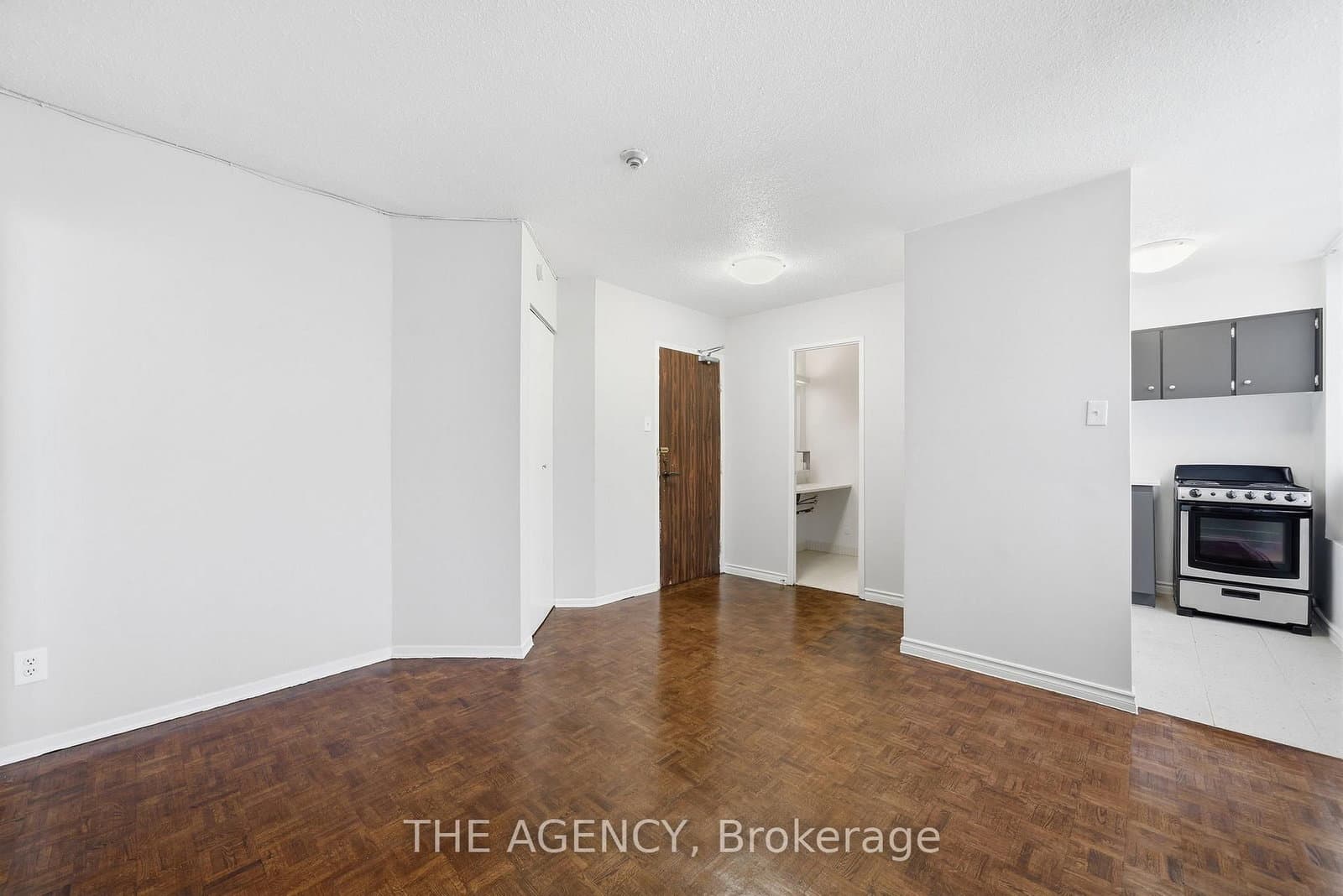 #1603B - 2360 Dundas Street W