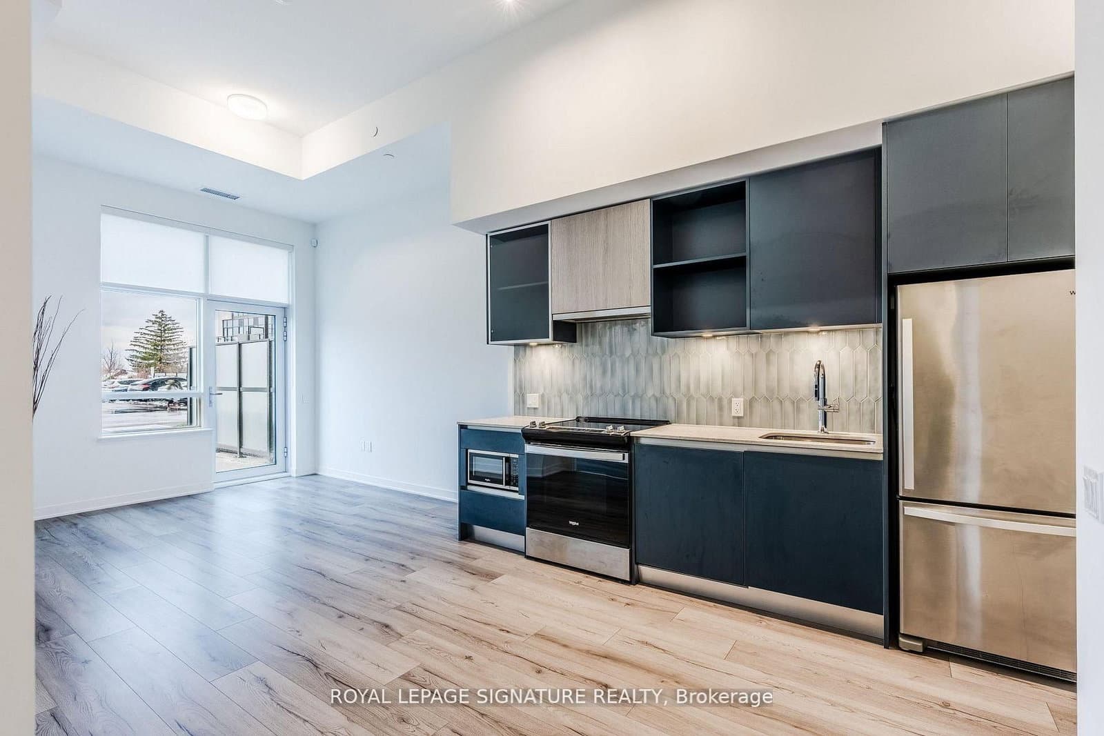#132 - 395 Dundas Street W