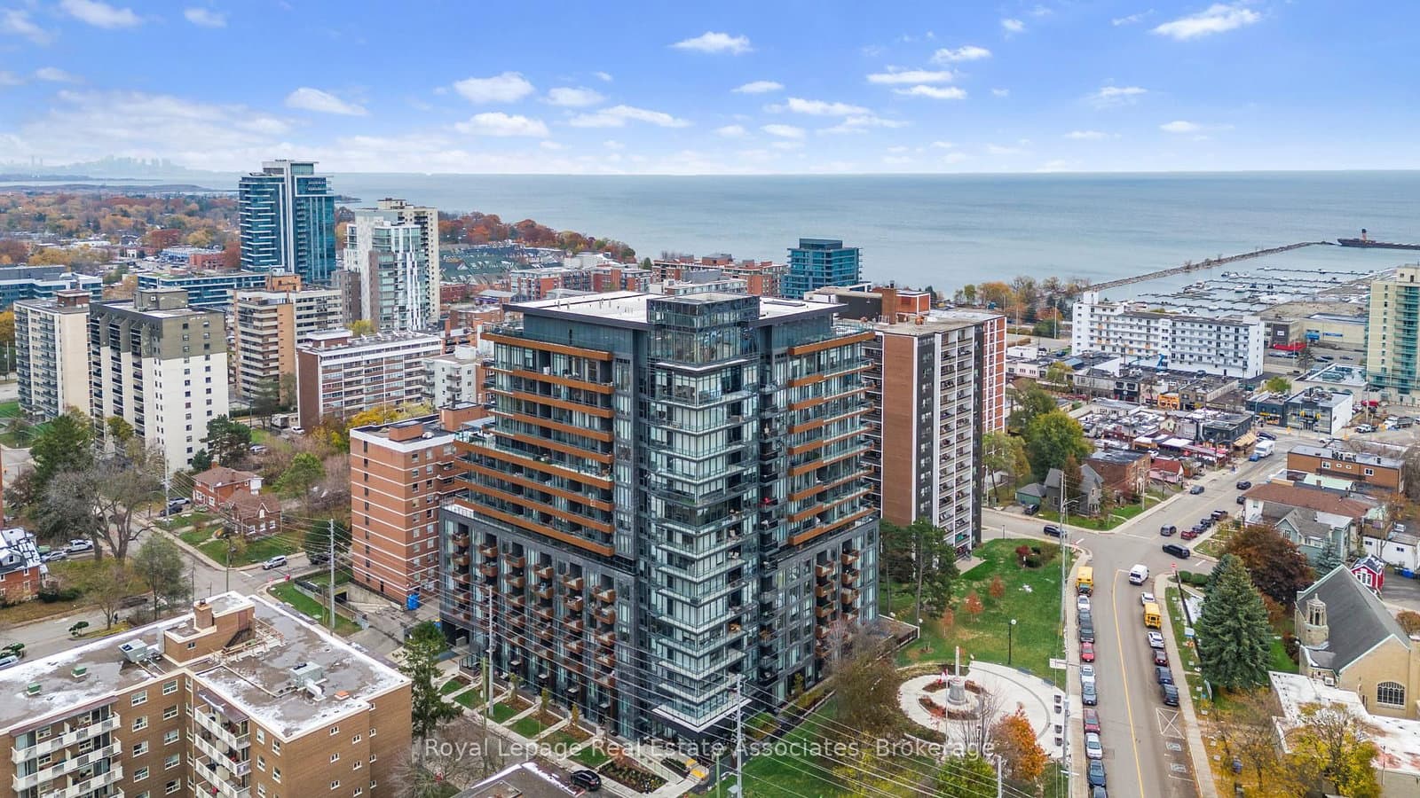 #805 - 21 Park Street E
