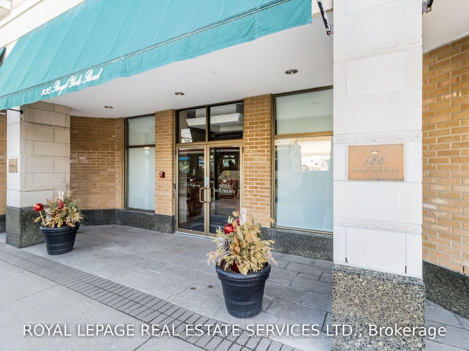 #305 - 935 Royal York Road
