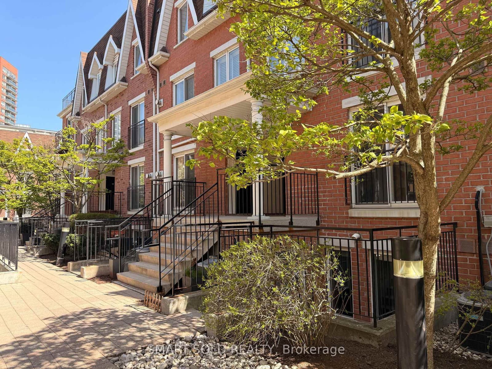 #725 - 10 Laidlaw Street
