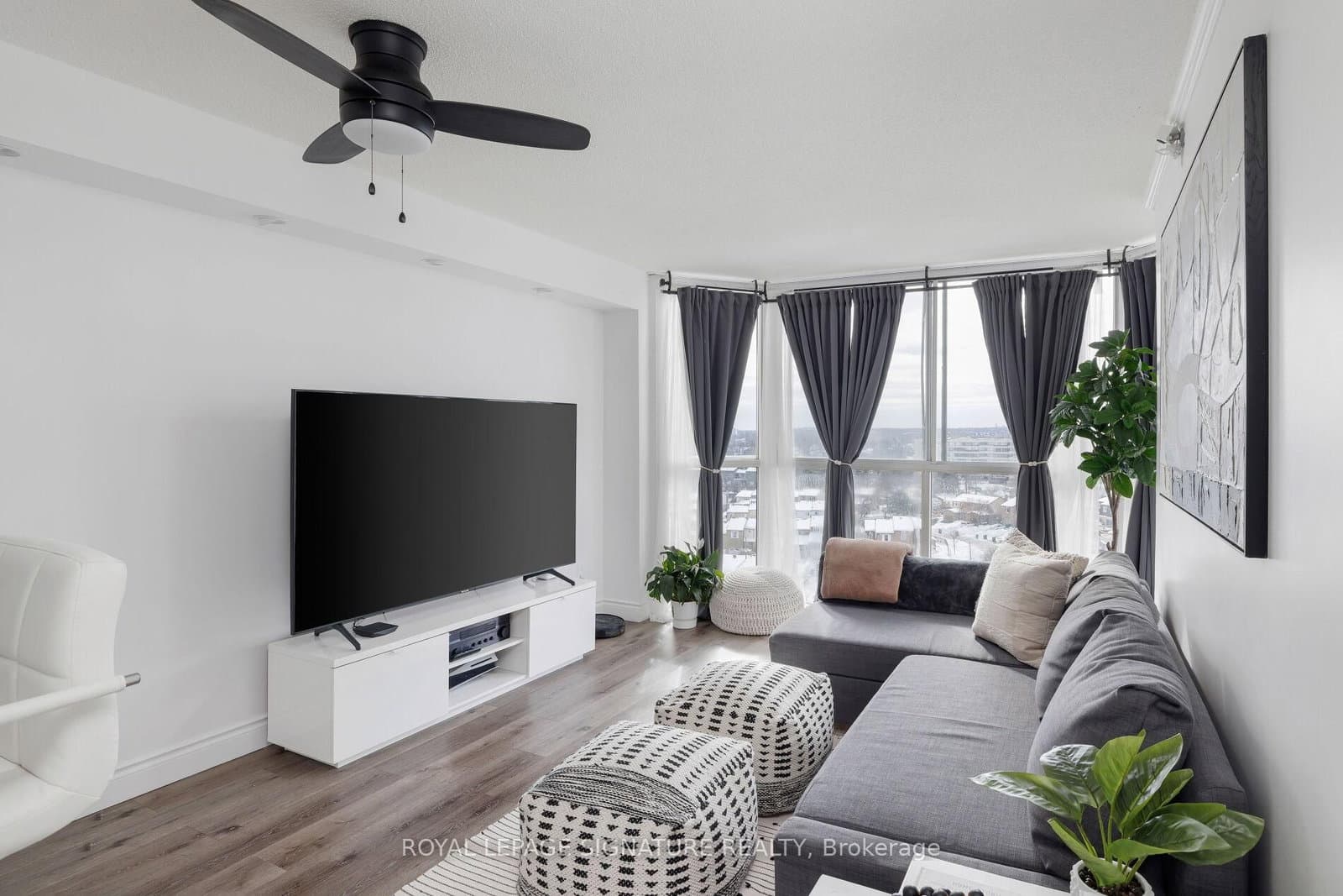 #909 - 880 Dundas Street W
