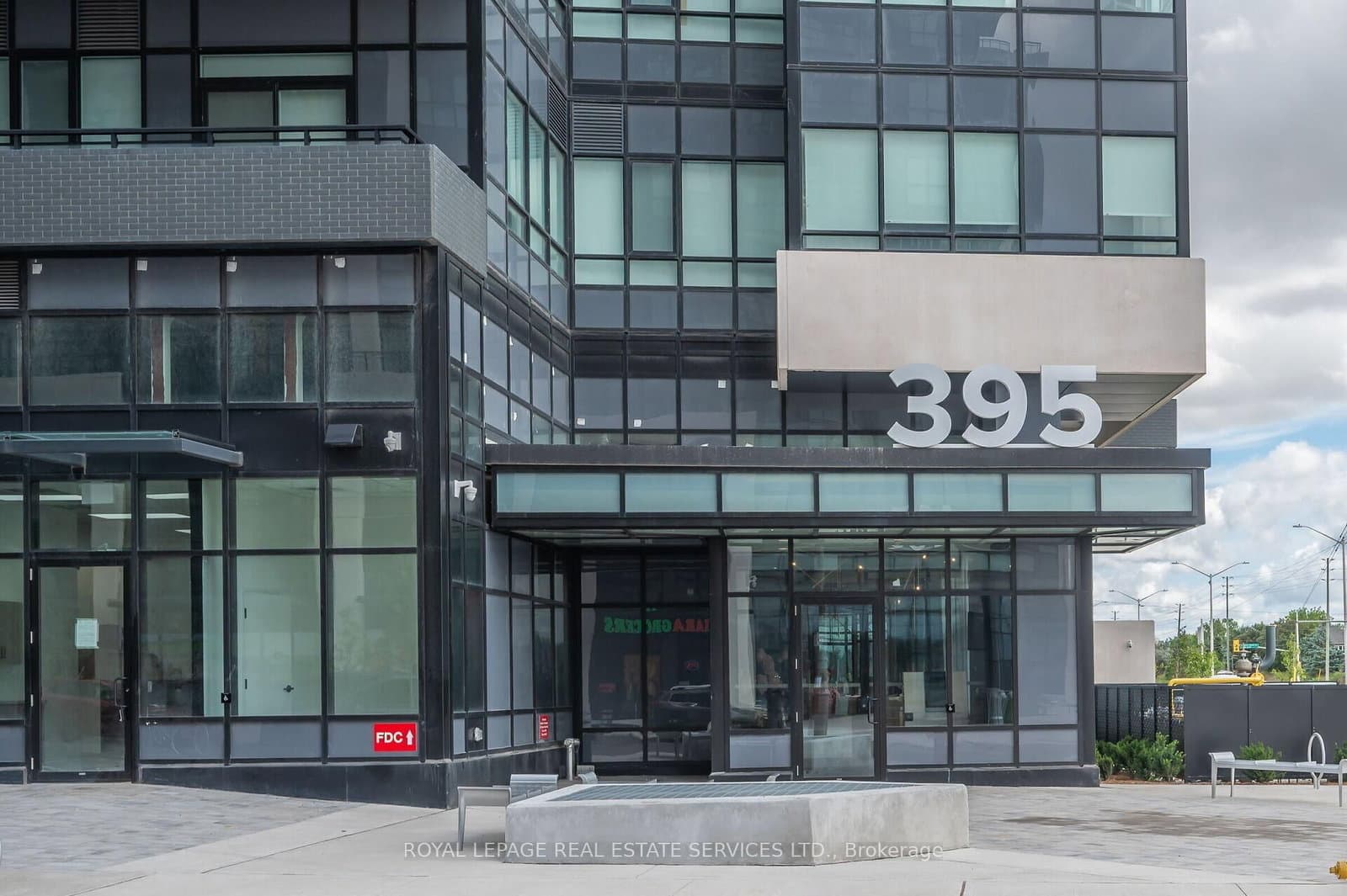 395 Dundas St W, Unit LPH21