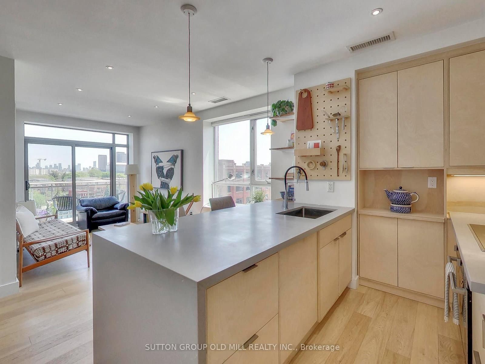 #712 - 2495 Dundas Street W