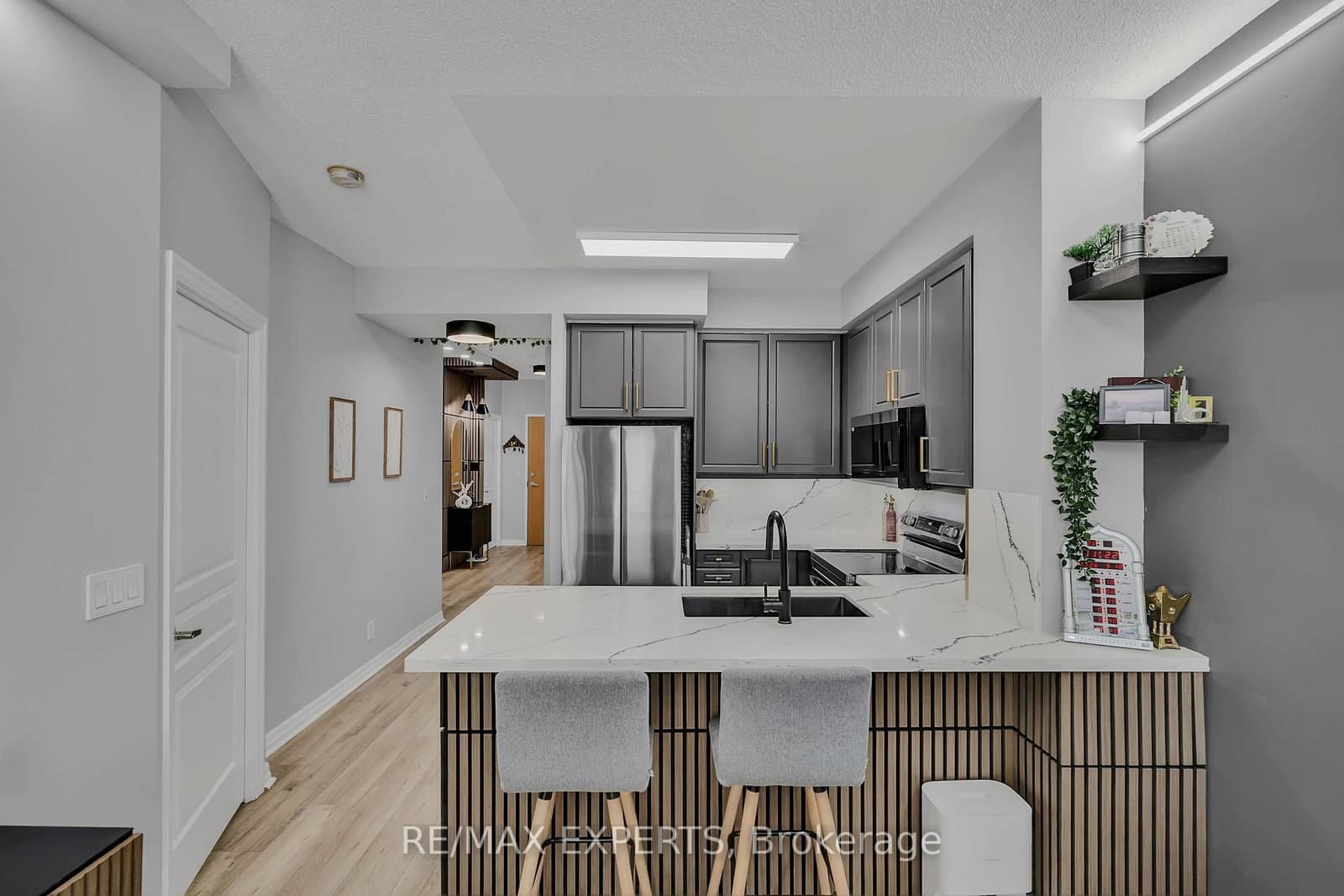 #401 - 220 Burnhamthorpe Road W