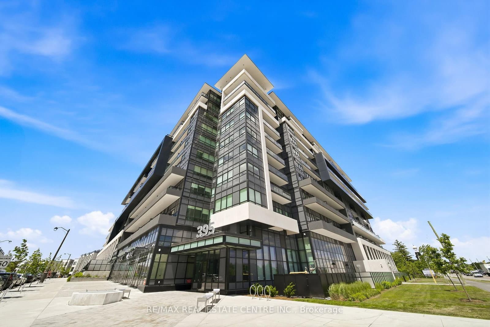 395 Dundas Street W, Unit 221