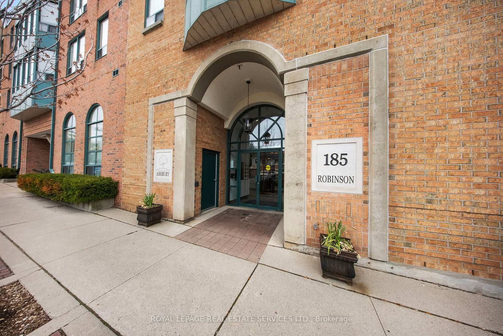 #202 - 185 Robinson Street