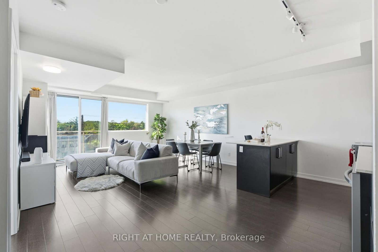 #411 - 5101 Dundas Street W