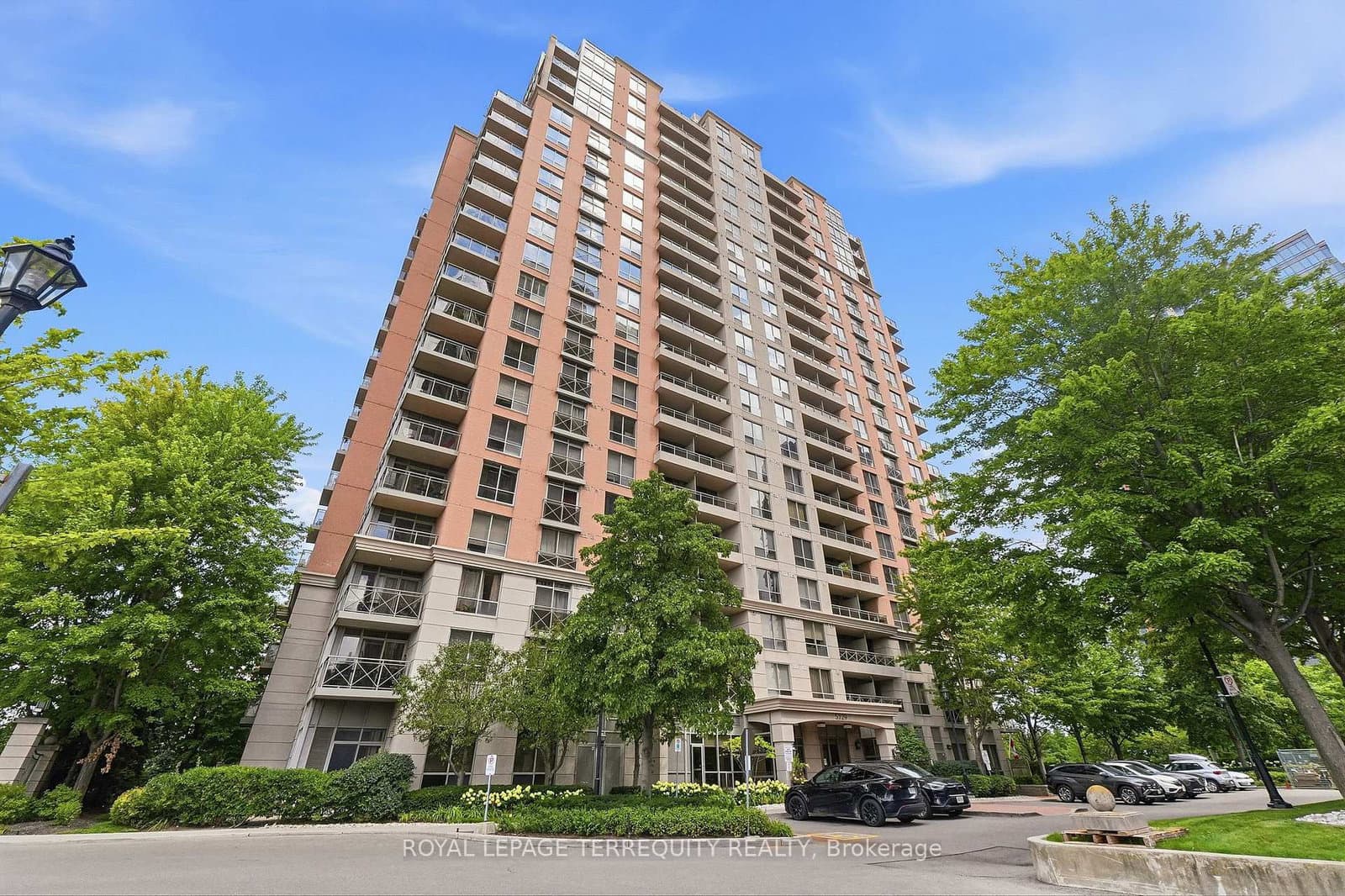 5229 Dundas Street W, Unit 405
