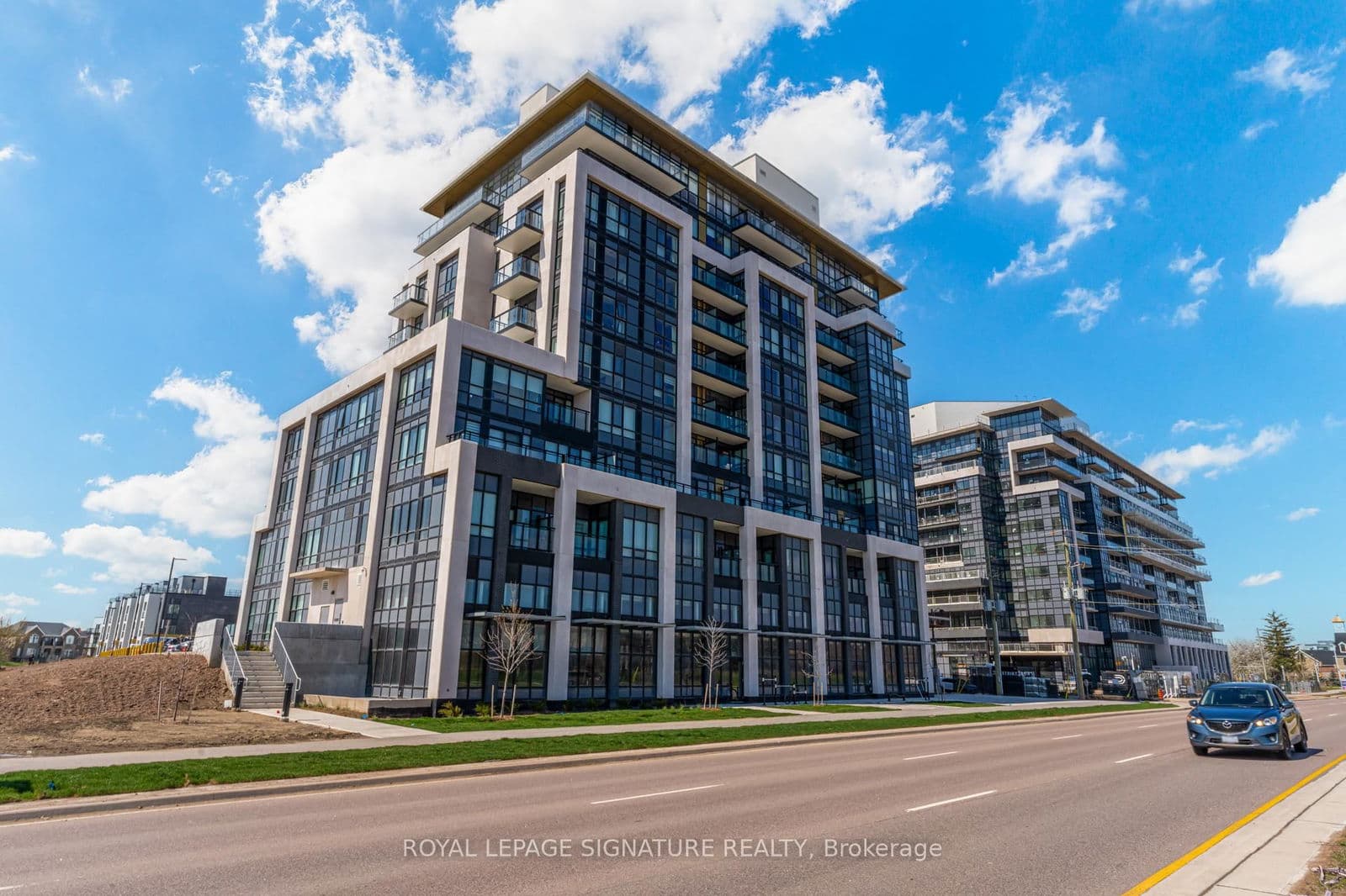 405 Dundas Street W, Unit 533