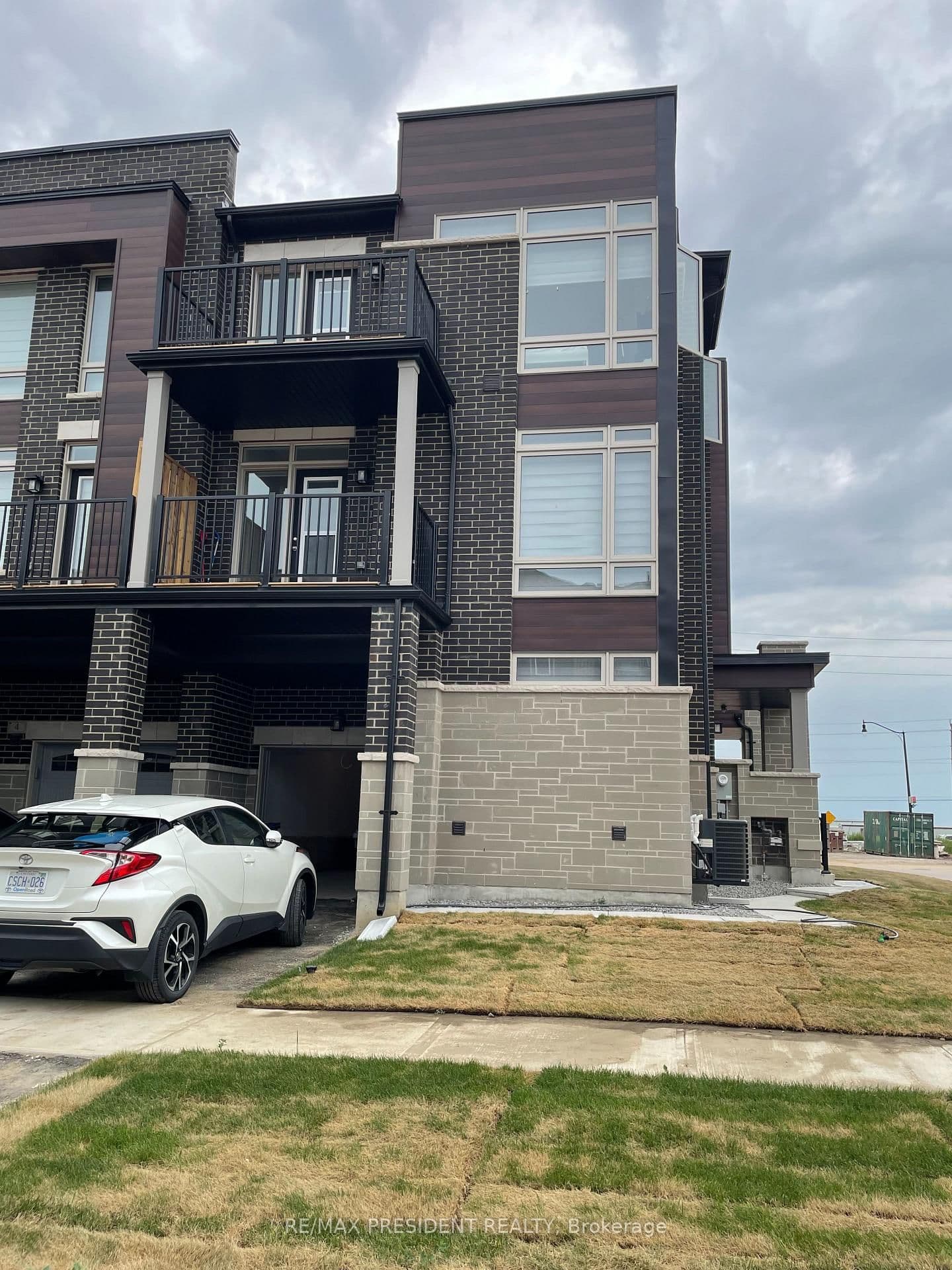 2 Arrowview Drive W