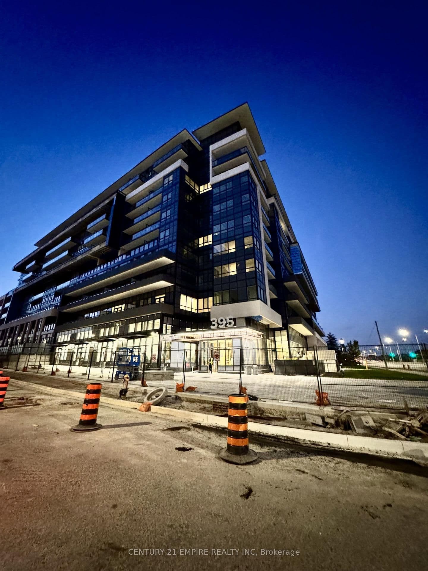 395 Dundas Street W, Unit 242