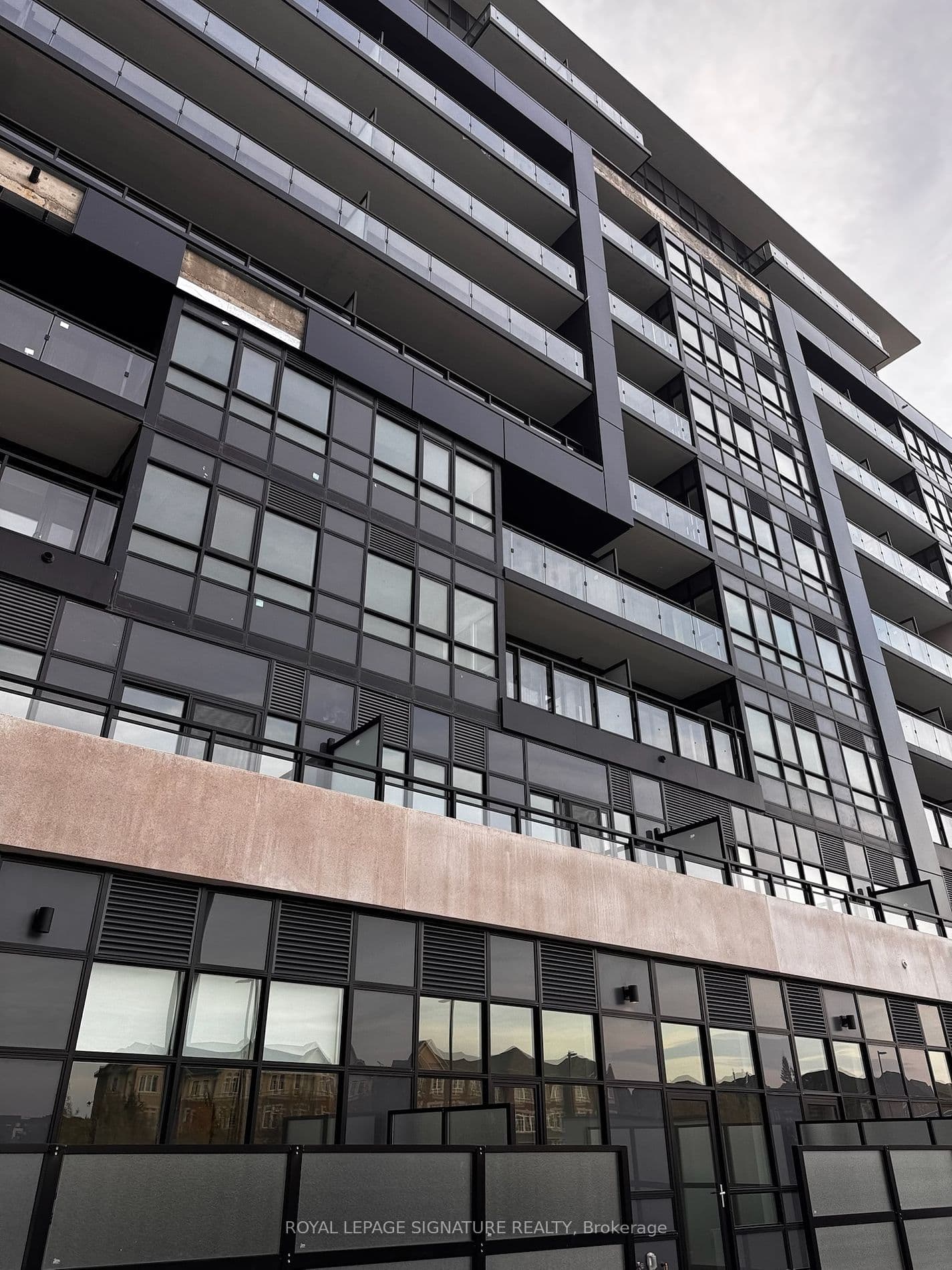 395 Dundas Street W, Unit 332