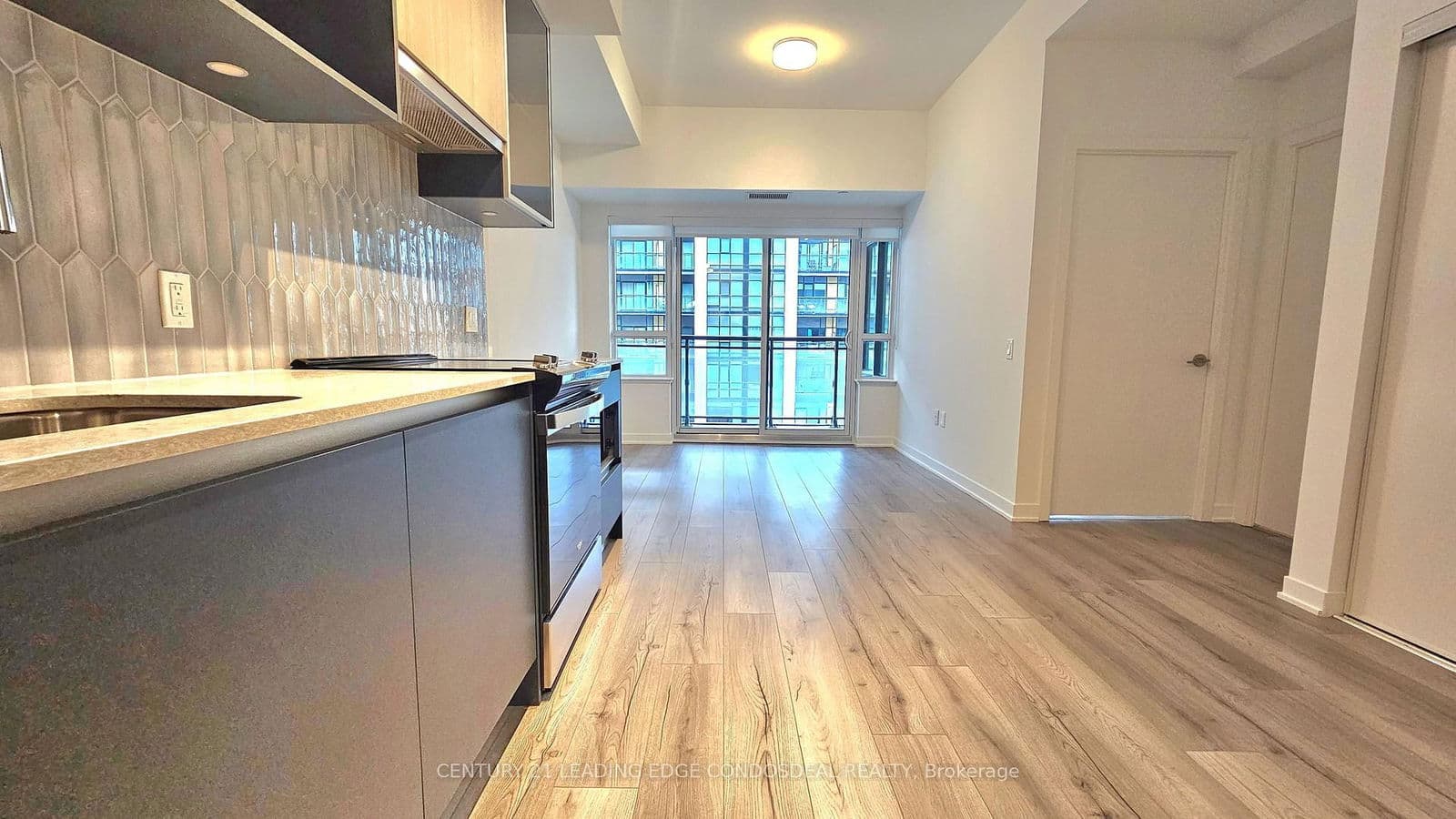 395 Dundas Street W, Unit 524