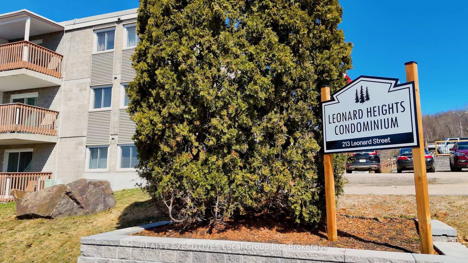 213 LEONARD Street, Unit 300