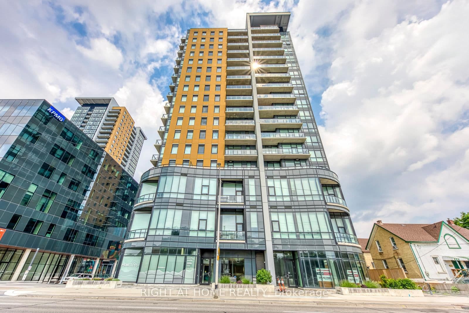 100 GARMENT Street, Unit 1102