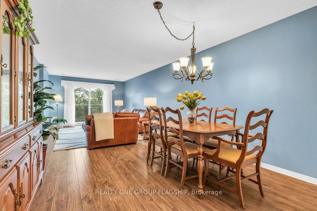 #202 - 245 queen Street W