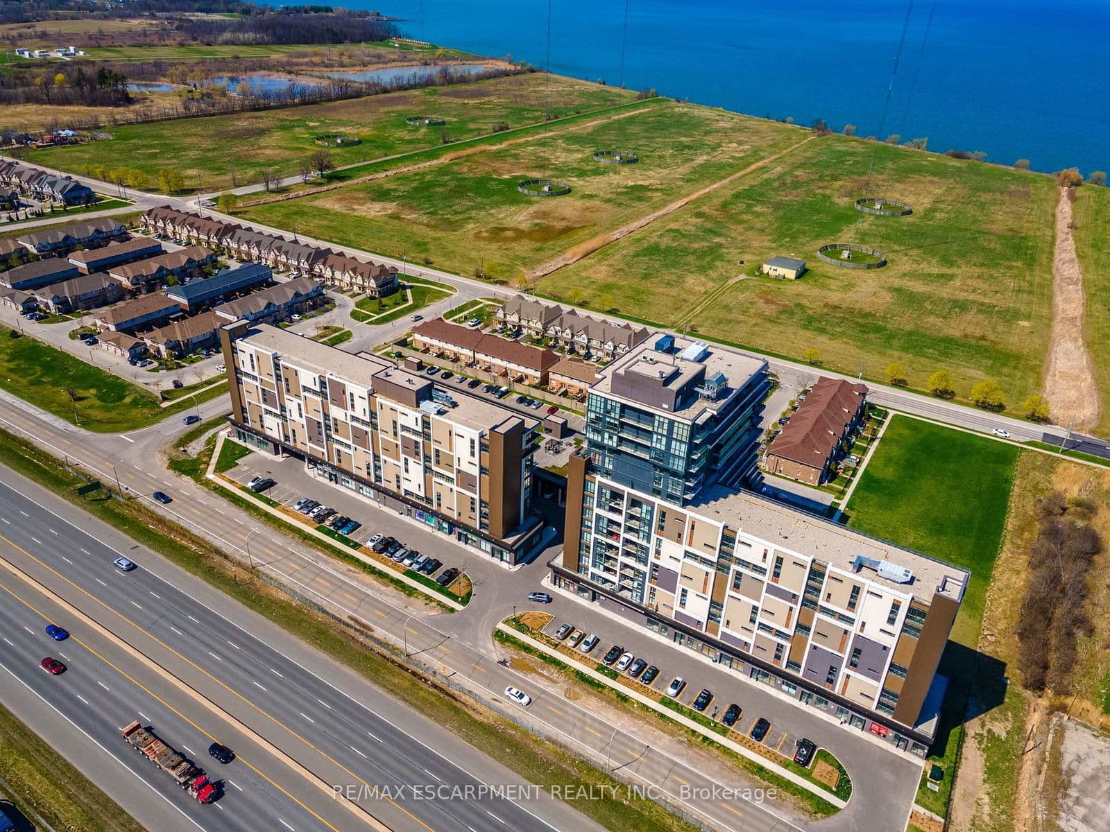 #1404 - 550 North Service Road