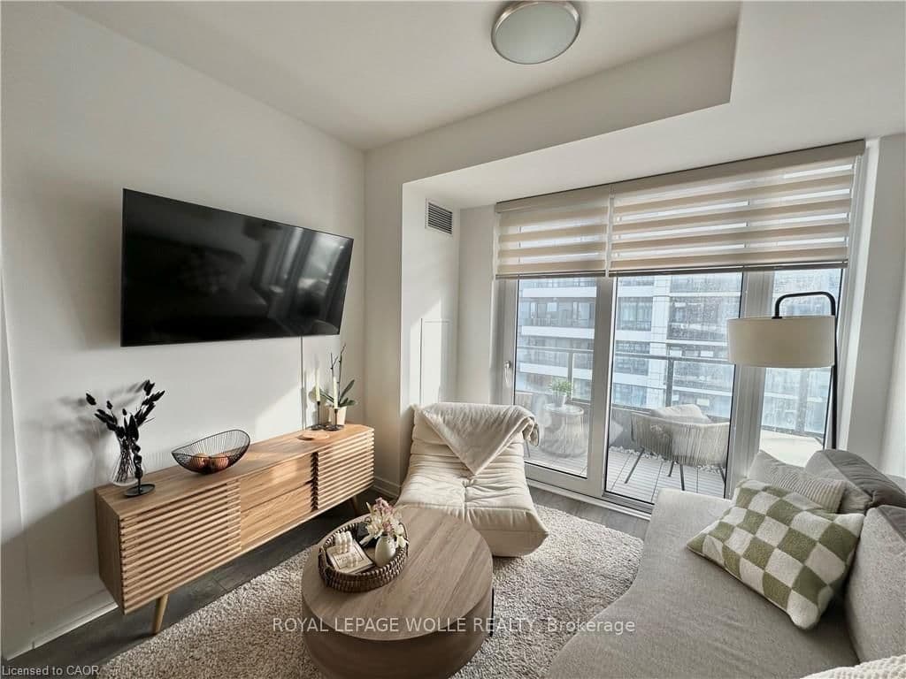 #1114 - 15 Wellington Street S