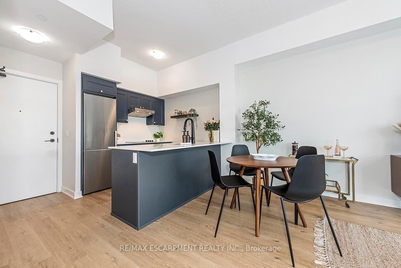 #606 - 600 North Service Road