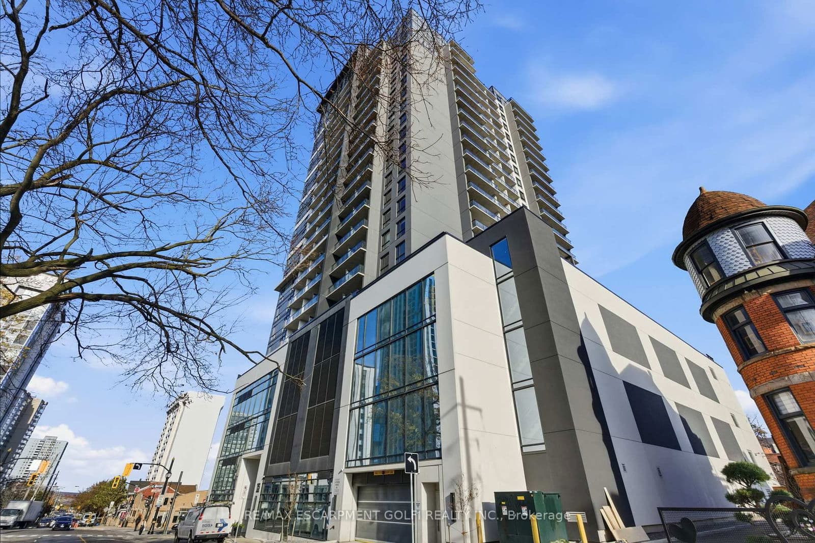 #609 - 15 Queen Street S