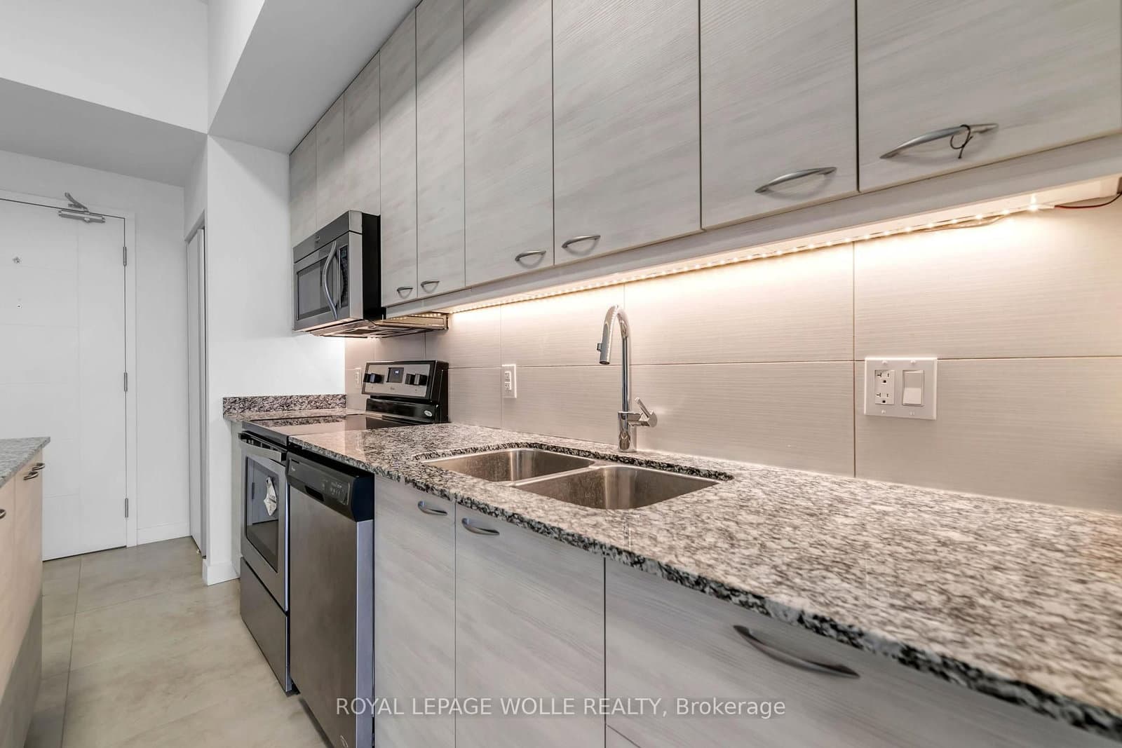 280 Lester Street, Unit 812