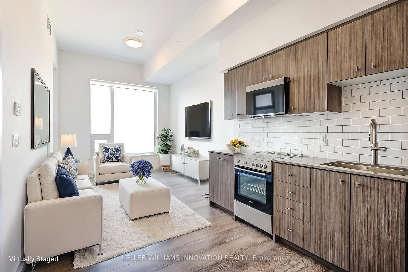 #303 - 15 Wellington Street S