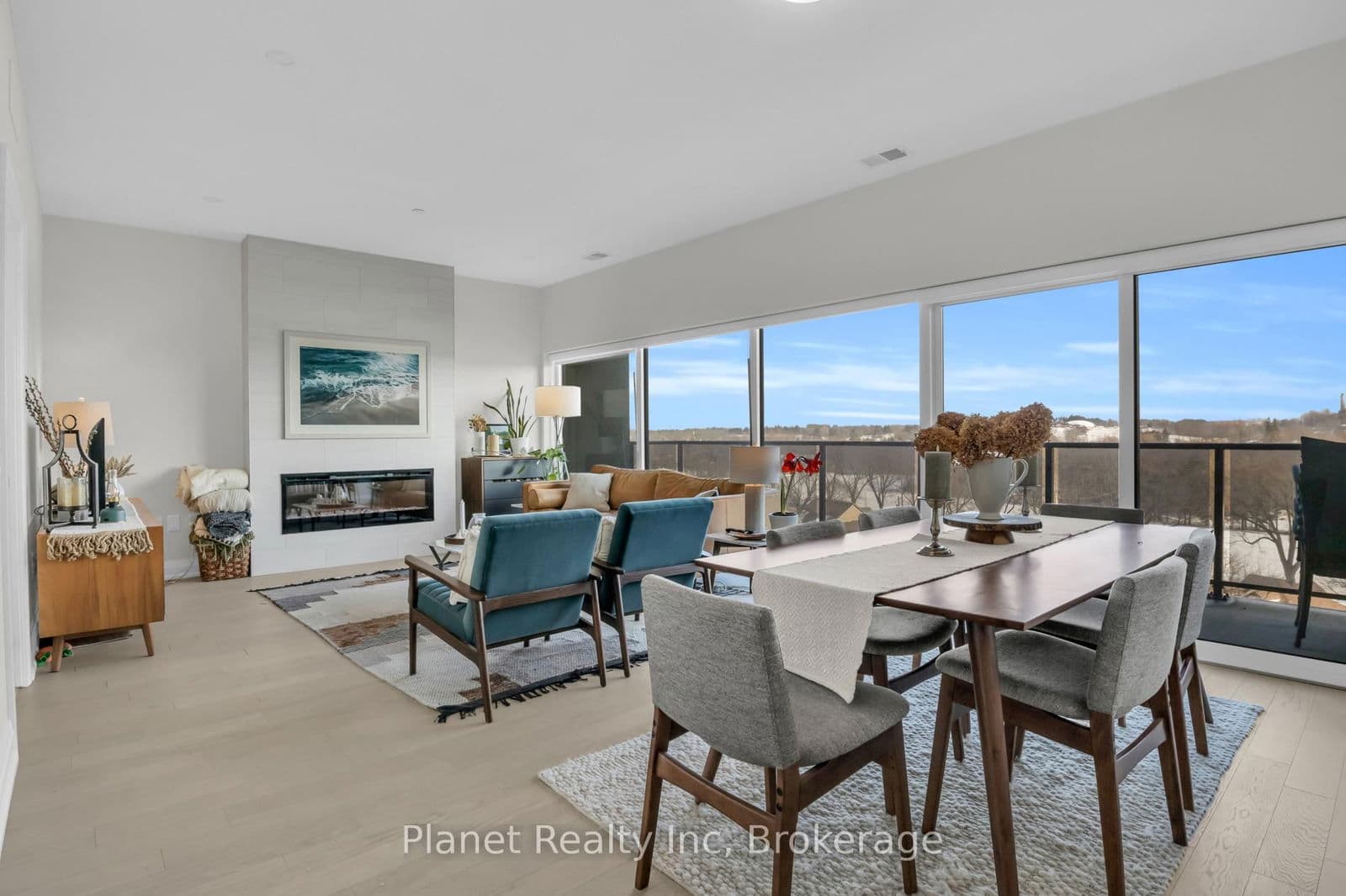 #712 - 71 Wyndham Street S