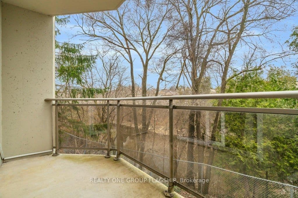 #202 - 245 queen Street W