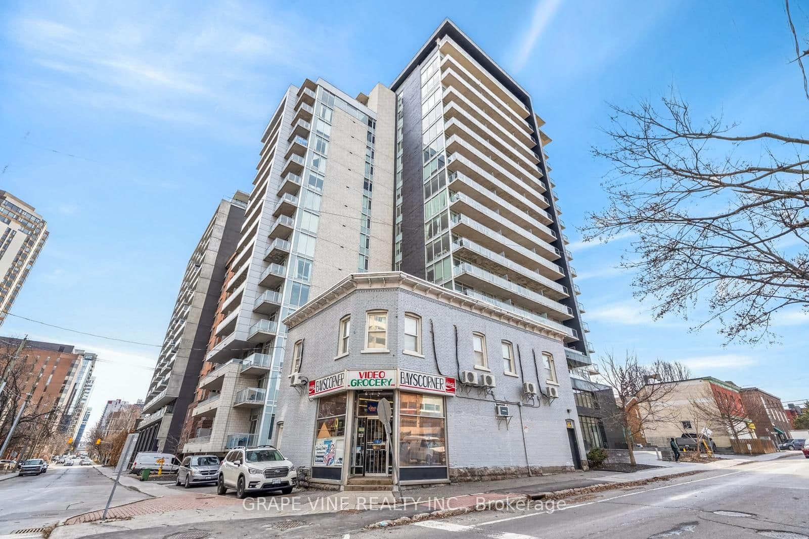 #1010 - 255 BAY Street