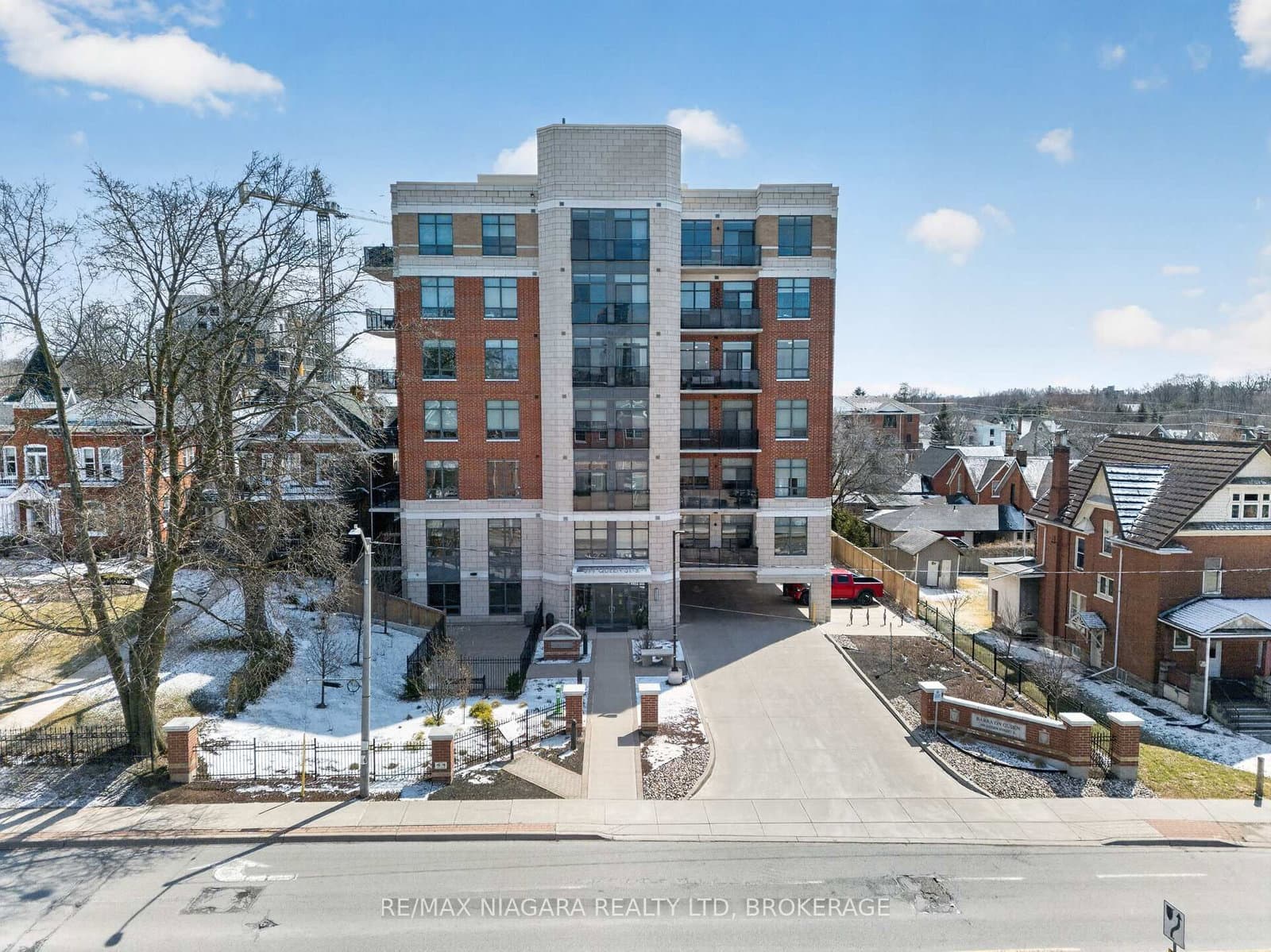 #403 - 399 Queen Street S