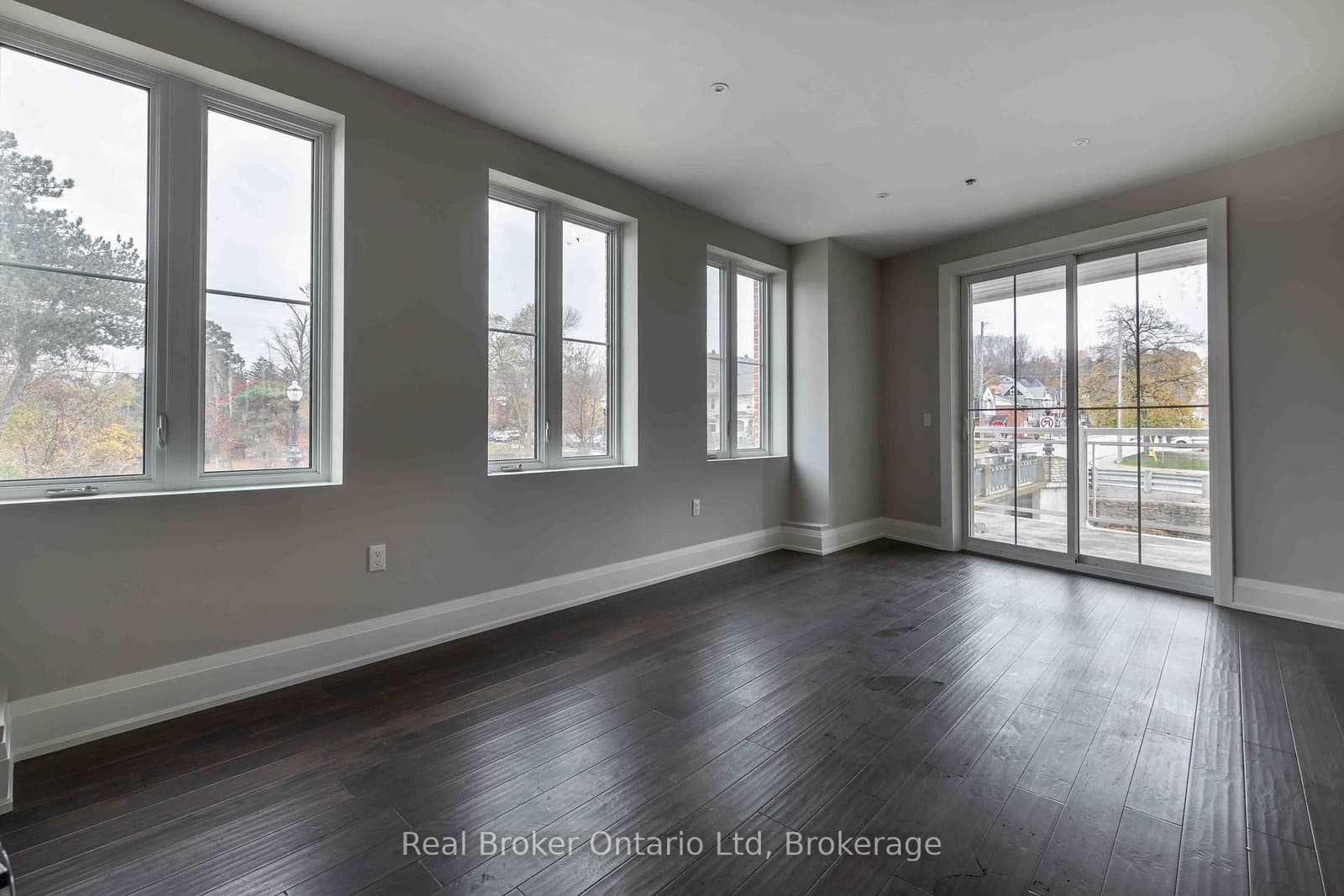 ##105 - 80 9th Street E