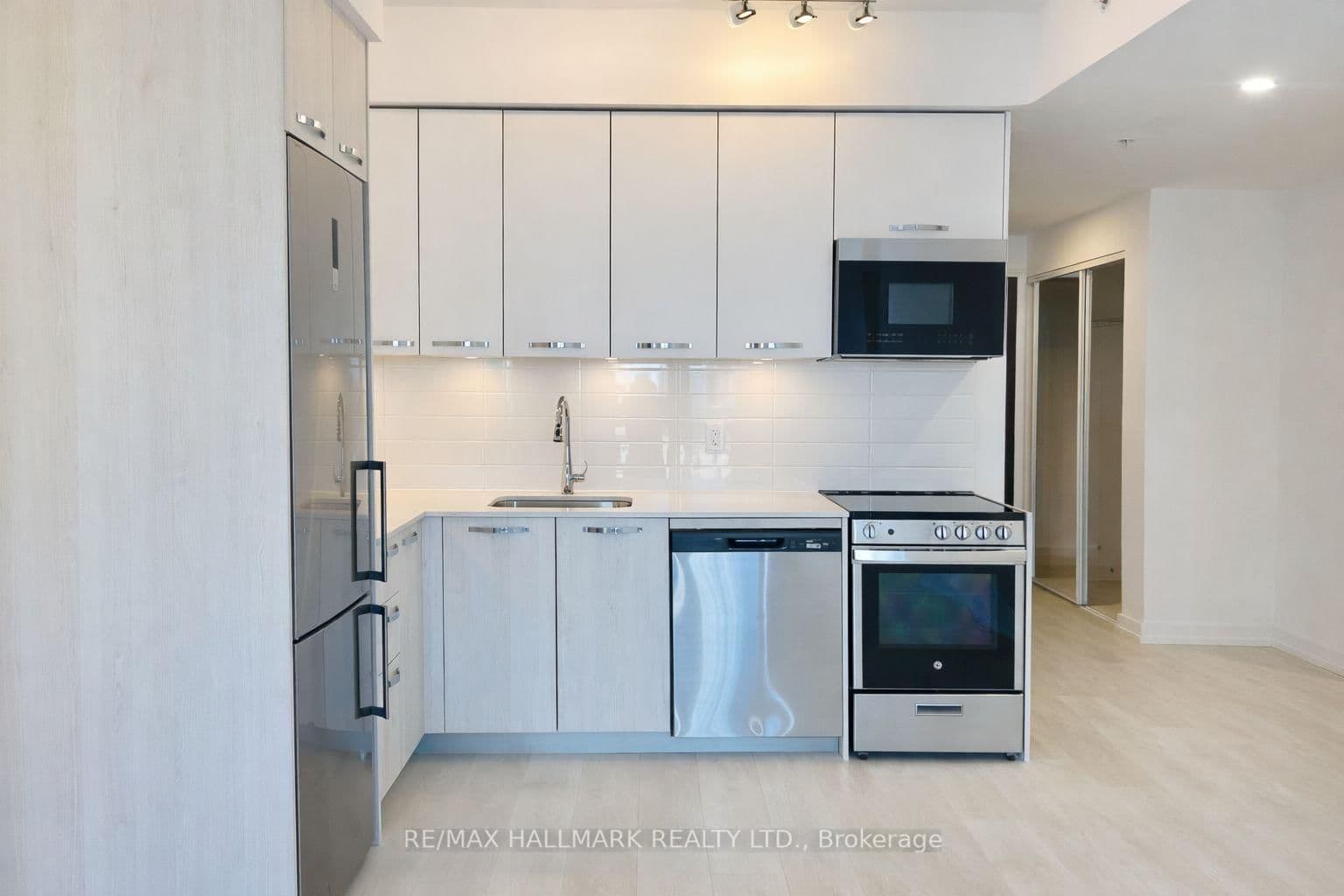 75 James Street S, Unit 713