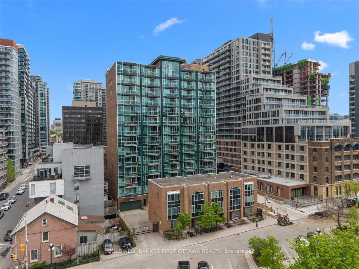 #305 - 134 YORK Street