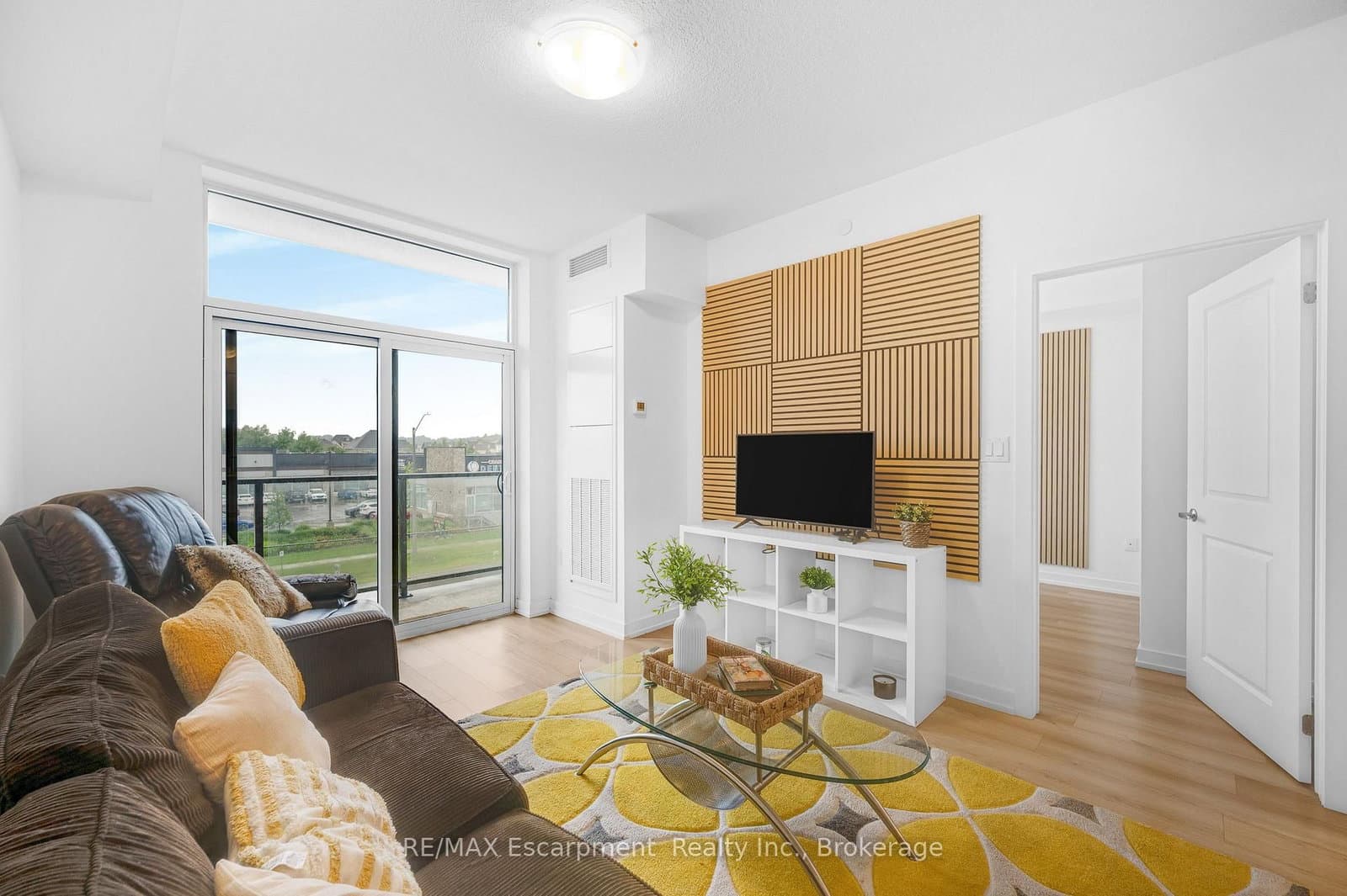 #309 - 470 Dundas Street E