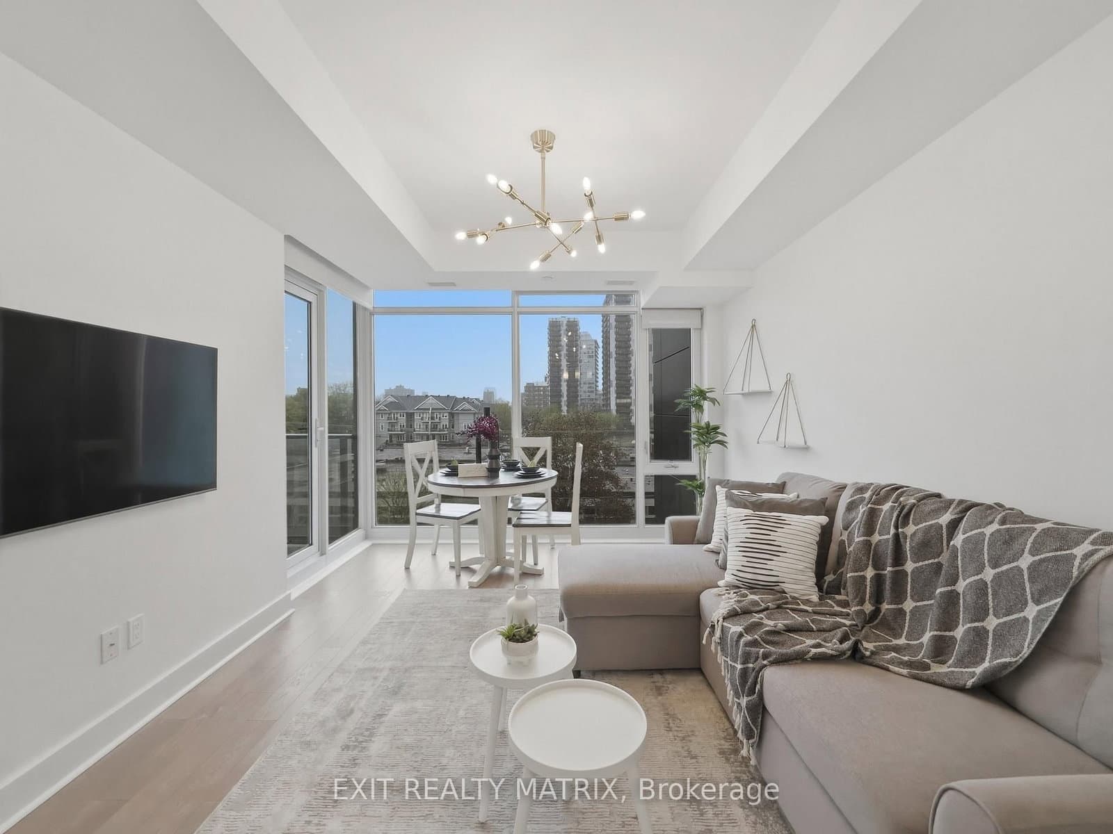 #513 - 255 Bay Street