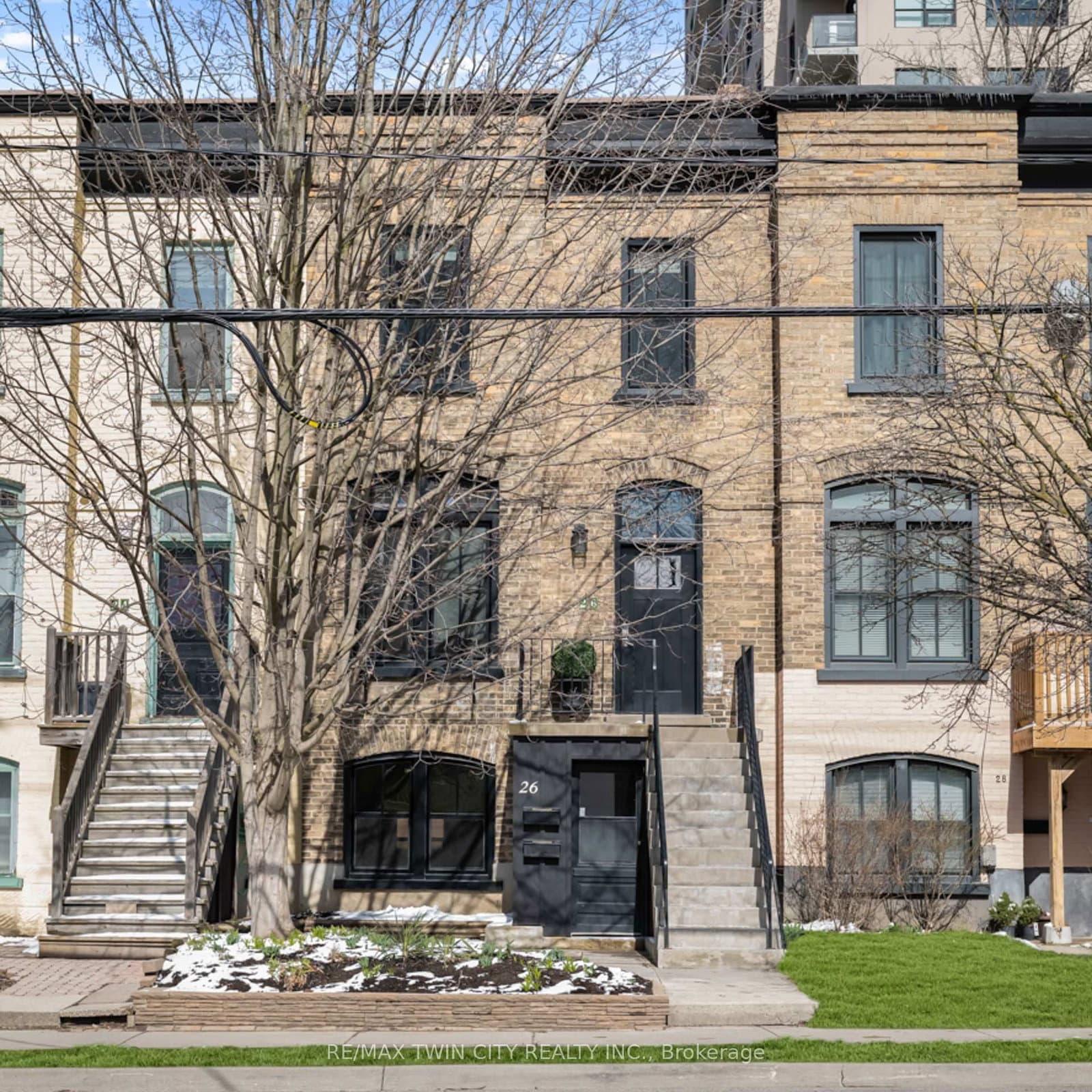 26 Courtland Avenue E