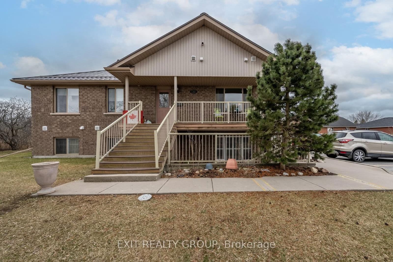 37 Lakebreeze Court, Unit B3
